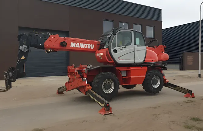 Manitou rotating telehandler with its four stabilisers down.